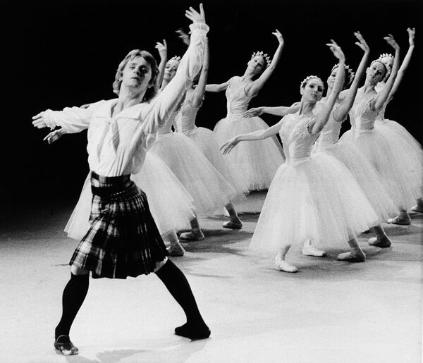 Михаил Барышников в сцене из балета Сильфида, 1974 год.