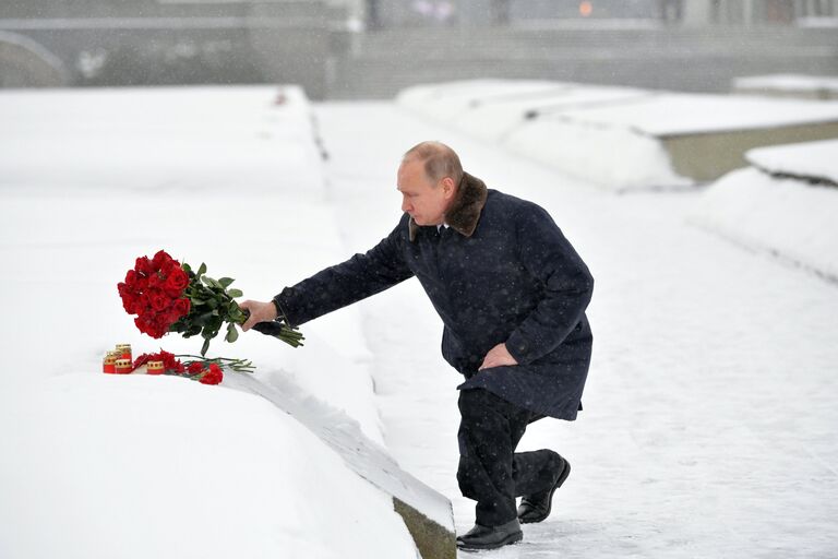 Президент РФ Владимир Путин на церемонии возложения цветов к монументу Мать-Родина в 75-ю годовщину прорыва блокады Ленинграда. 18 января 2018