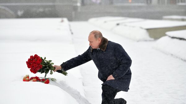 Президент РФ Владимир Путин на церемонии возложения цветов к монументу Мать-Родина на Пискаревском мемориальном кладбище. Архивное фото