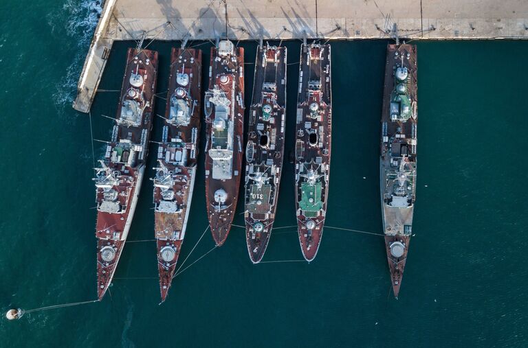 Военные корабли, которые ранее входили в состав военно-морских сил Украины, в бухте Севастополя