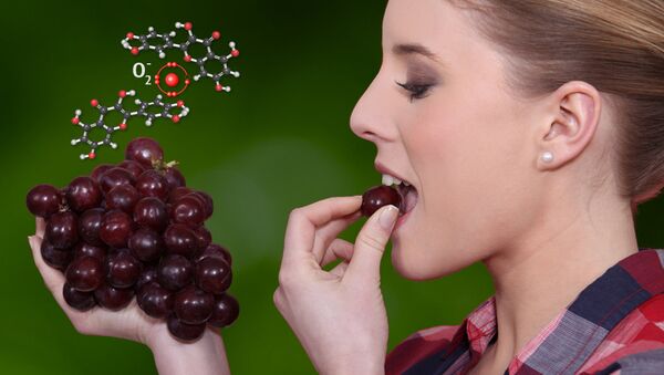Биофлавоноид кверцетин, содержащийся в красном винограде, борется со свободными радикалами