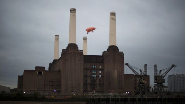 Надувная свинья над электростанцией Battersea в Лондоне во время фотосессии для продвижения выпуска ремастерированных альбомов и ранее не изданной музыки британской рок-группы Pink Floyd