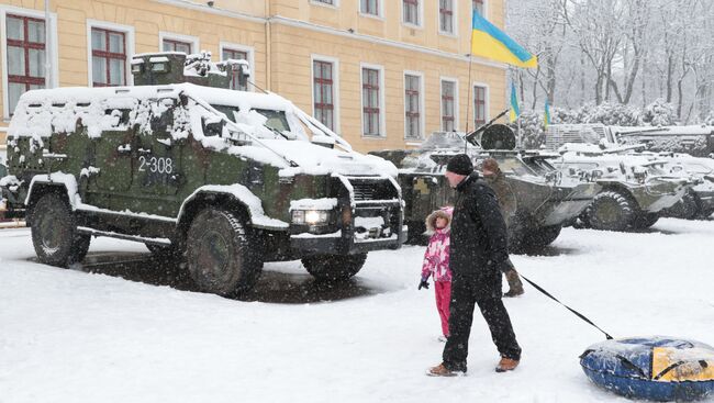 Образцы вооружения и военной техники, находящейся на оснащении украинской армии у здания Национальной академии сухопутных войск им. Петра Сагайдачного во Львове. 3 декабря 2017