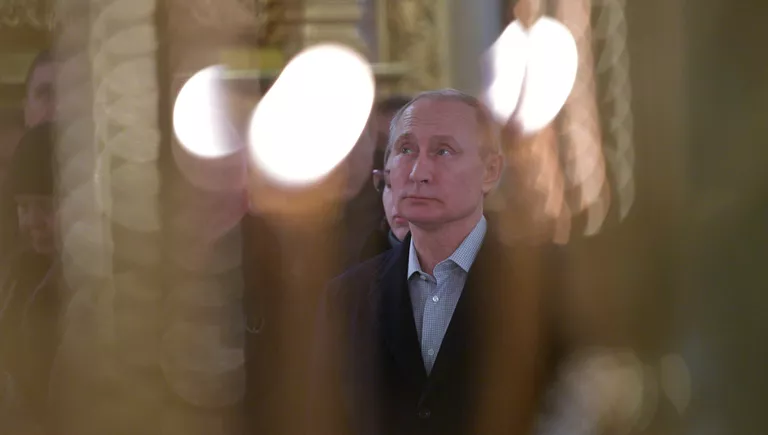 Президент РФ Владимир Путин во время литургии в православный праздник Крещения Господня в соборе мужского монастыря Нило-Столобенской пустыни