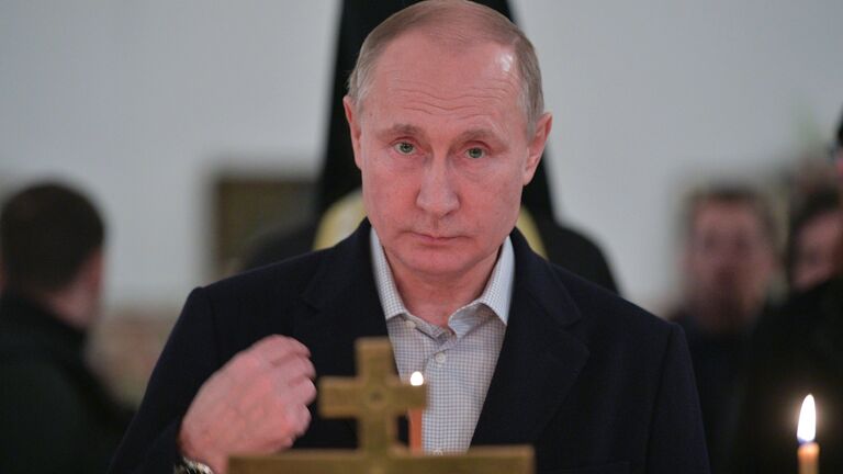 Президент РФ Владимир Путин во время литургии в православный праздник Крещения Господня в соборе мужского монастыря Нило-Столобенской пустыни