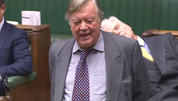 В Британии депутат заснул во время дебатов по Brexit