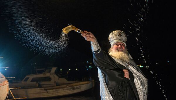 Протоиерей Вячеслав Костенко во время освящения воды в Крещенский сочельник в бухте Казачей в Севастополе