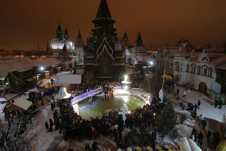 Верующие во время традиционного праздничного купания в Крещенский сочельник у Храма Святителя Николая в Измайловском Кремле в Москве