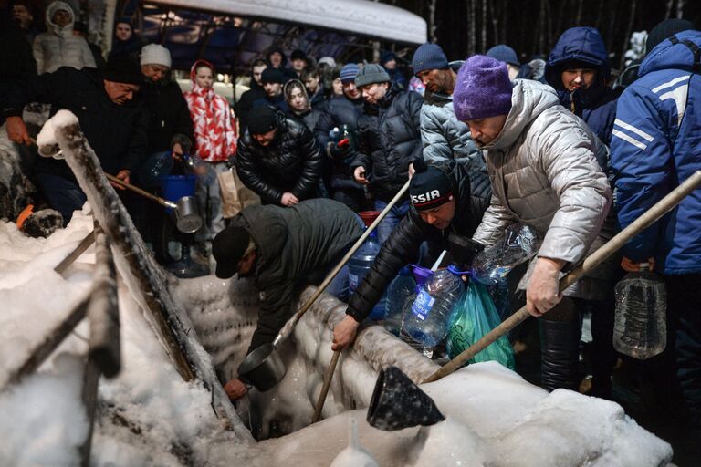 Верующие в Крещенский сочельник набирают святую воду на источнике Святой ключ в Искитимском районе Новосибирской области