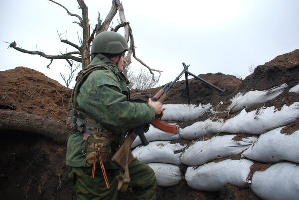 Боец ополчения ДНР на позиции у линии соприкосновения с украинскими силовиками Боец ополчения ДНР на позиции у линии соприкосновения с украинскими силовиками