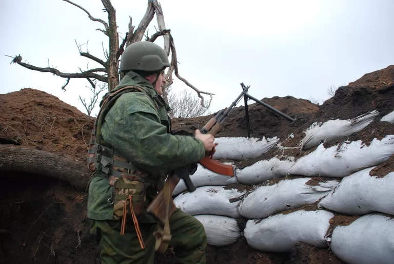Боец ополчения ДНР на позиции у линии соприкосновения с украинскими силовиками Боец ополчения ДНР на позиции у линии соприкосновения с украинскими силовиками