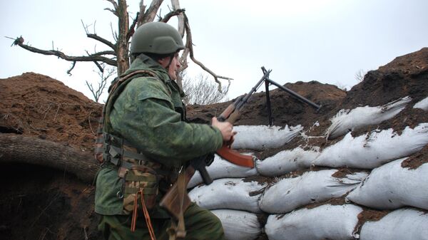 Боец ополчения ДНР на позиции у линии соприкосновения с украинскими силовиками. Архивное фото
