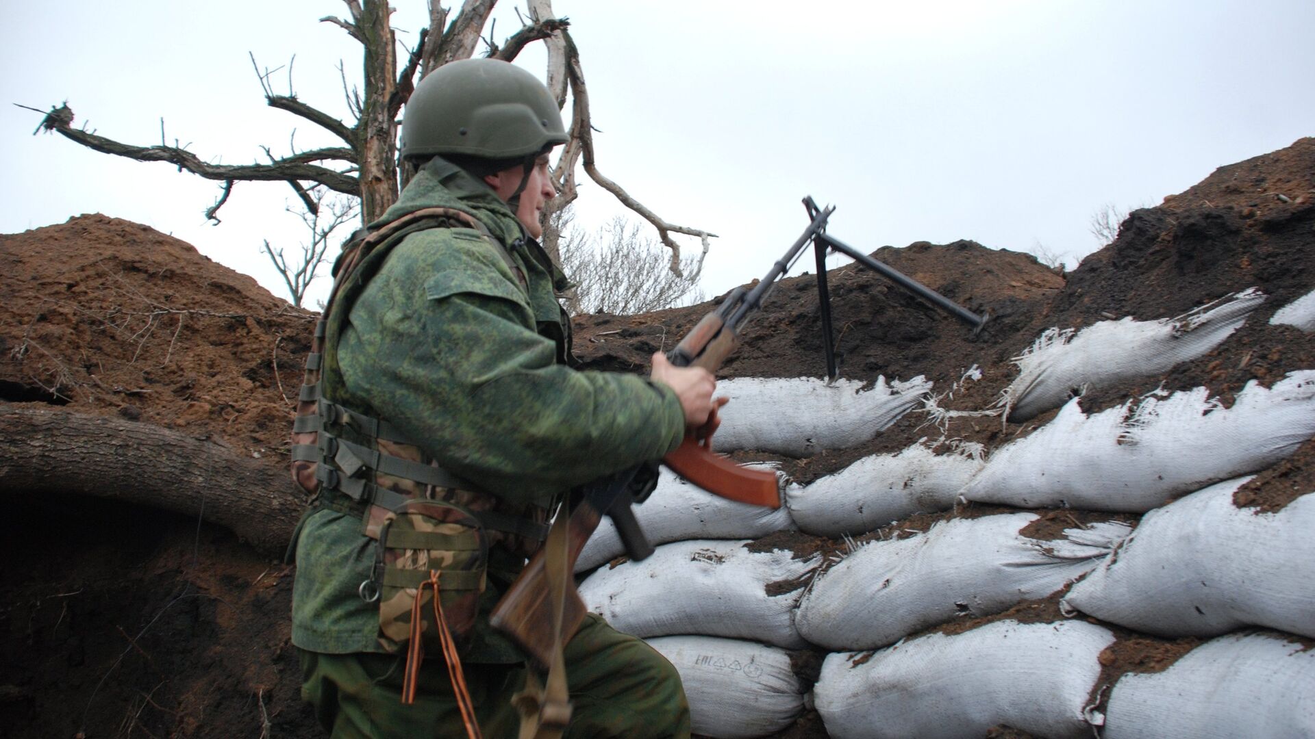 Боец ополчения ДНР на позиции у линии соприкосновения с украинскими силовиками - РИА Новости, 1920, 24.02.2022