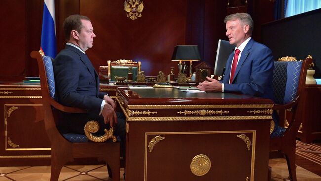 Председатель правительства РФ Дмитрий Медведев и председатель правления Сбербанка Герман Греф во время встречи. 19 января 2018