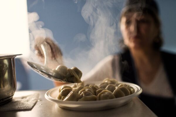 Женщина готовит пельмени