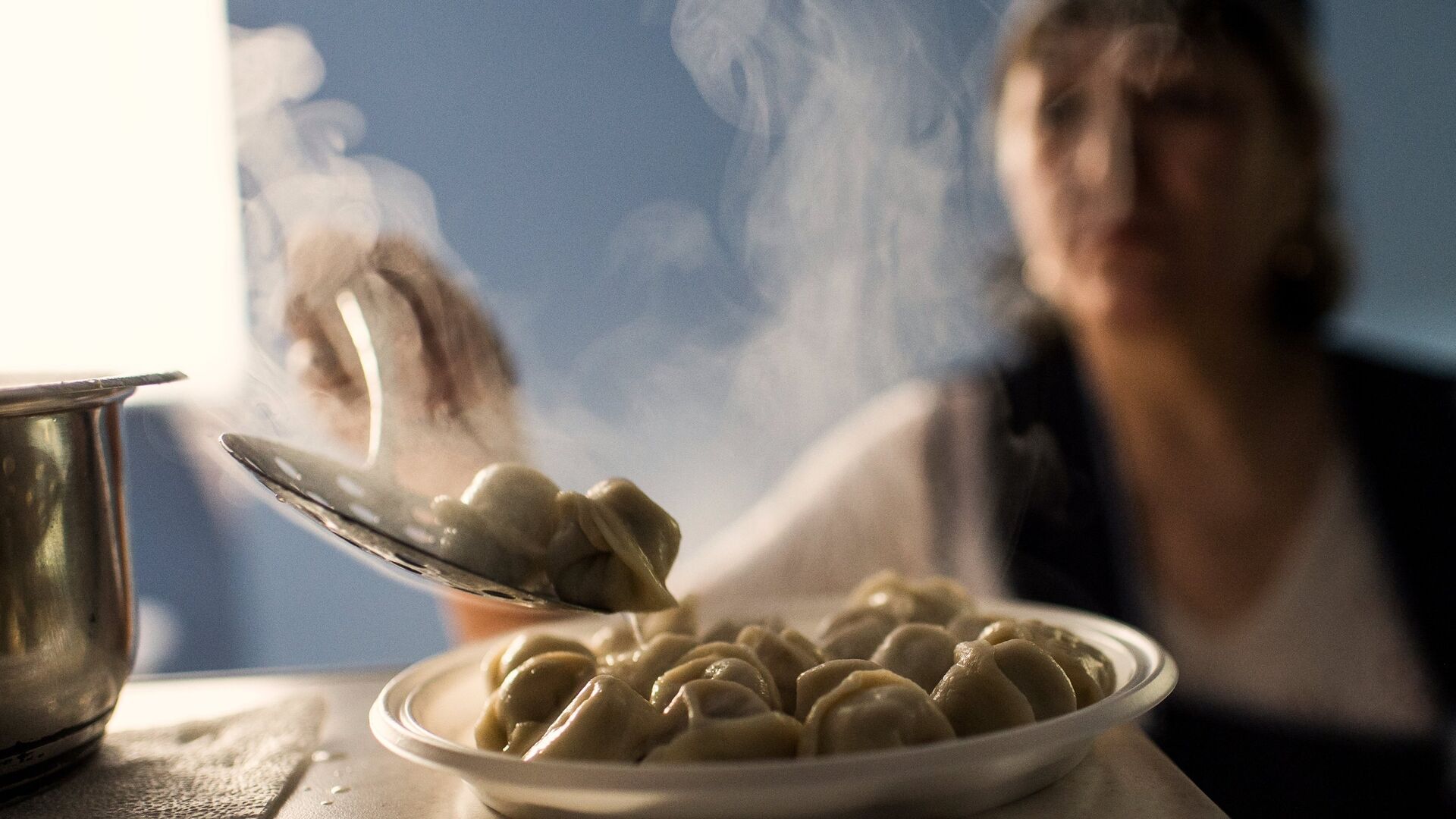 Женщина готовит пельмени в пельменной Сидоровъ в Омске - РИА Новости, 1920, 17.09.2020