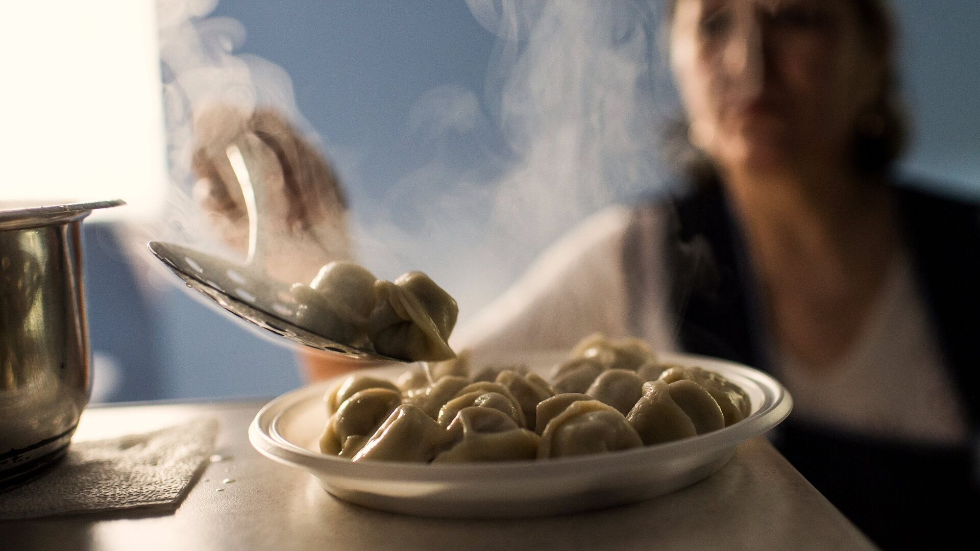 Женщина готовит пельмени в пельменной Сидоровъ в Омске - РИА Новости, 1920, 14.01.2022