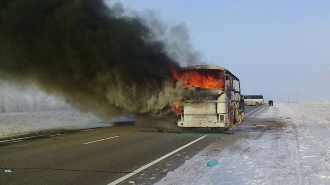 Автобус горит на трассе Самара - Шымкент в Актюбинской области в Казахстане. Архивнео фото