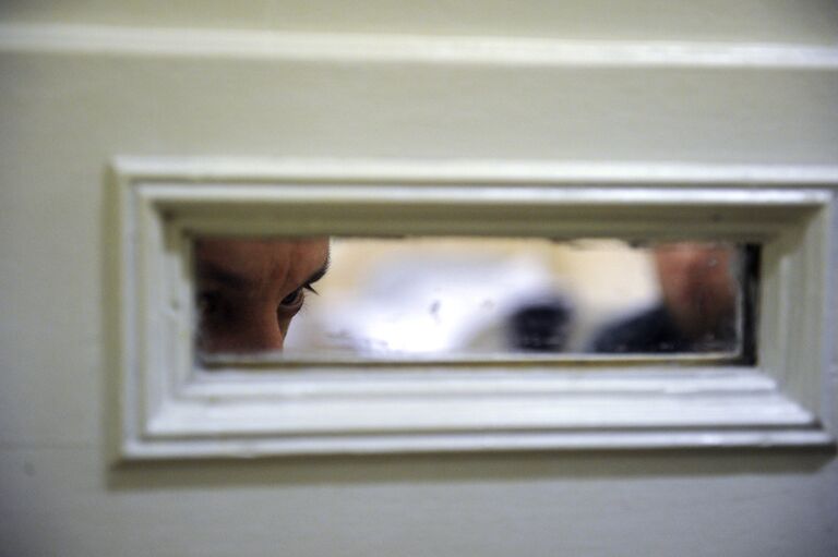 Пациент в палате психиатрического центра Пациент в палате психиатрического центра