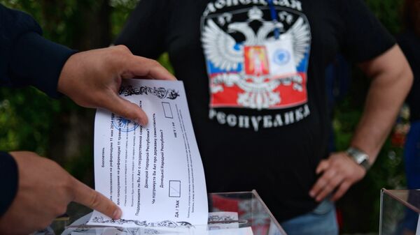 Житель Донбасса голосует на референдуме о статусе самопровозглашенной Донецкой народной республики