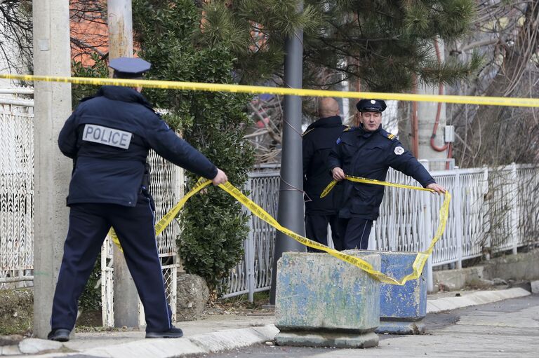 Полицейские на месте убийства политика Оливера Ивановича в Косовска-Митровице. 16 января 2018 Полицейские на месте убийства политика Оливера Ивановича в Косовска-Митровице. 16 января 2018