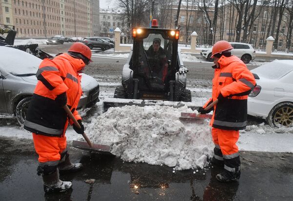 Снегоуборочная техника коммунальных служб Москвы ликвидирует последствия сильного снегопада на Большой Пироговской улице