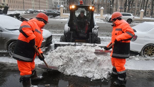 Снегоуборочная техника коммунальных служб Москвы. Архивное фото