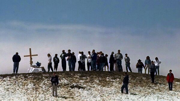 Скорбящие по погибшим в результате стрельбы в школе Колумбайн на вершине холма рядом со школой. 24 апреля 1999
