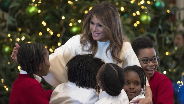 Первая леди Меланья Трамп встречает детей в Белом доме в Вашингтоне. Архивное фото
