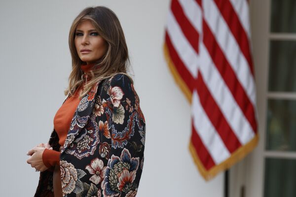 Первая леди Меланья Трамп в Розовом саду Белого дома Первая леди Меланья Трамп в Розовом саду Белого дома