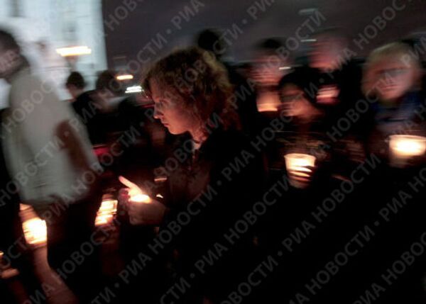 Молодежь Москвы зажгла свечи в память о погибших в Южной Осетии
