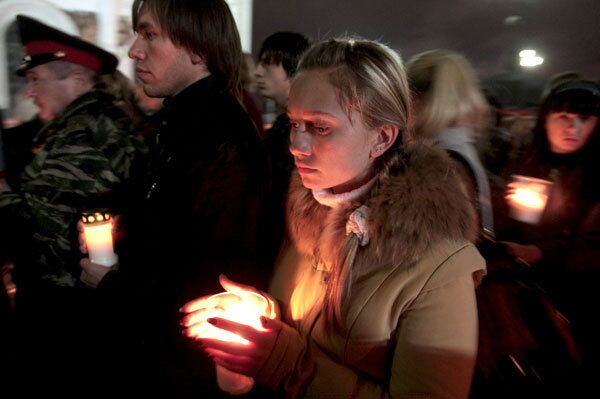 Молодежь Москвы зажгла свечи в память о погибших в Южной Осетии 