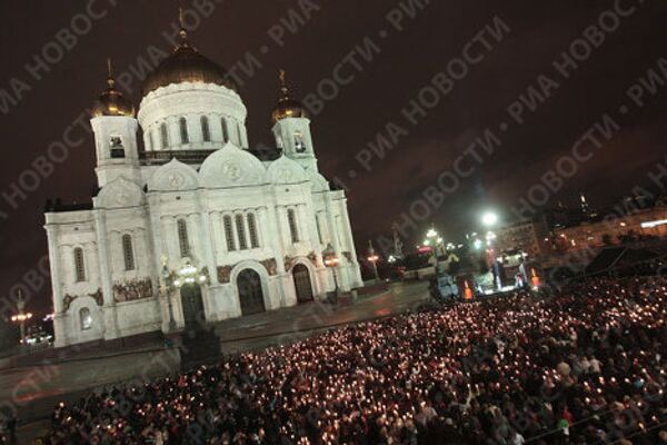 Молодежь Москвы зажгла свечи в память о погибших в Южной Осетии 