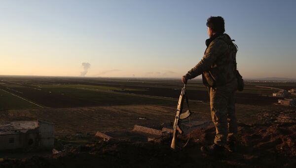 Сирийский боевик наблюдает за районом Африн. 20 января 2018