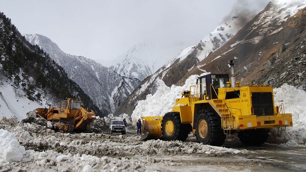 Разблокирование полотна автодороги от снежных завалов на Транскавказской автомагистрали