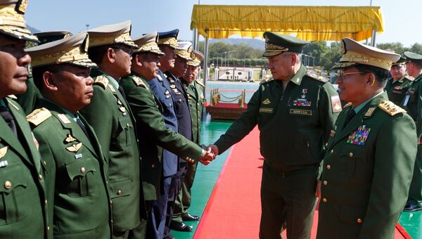 Министр обороны РФ Сергей Шойгу и главнокомандующий Вооруженными силами Мьянмы Мин Аунг Хлайн во время встречи. 20 января 2018