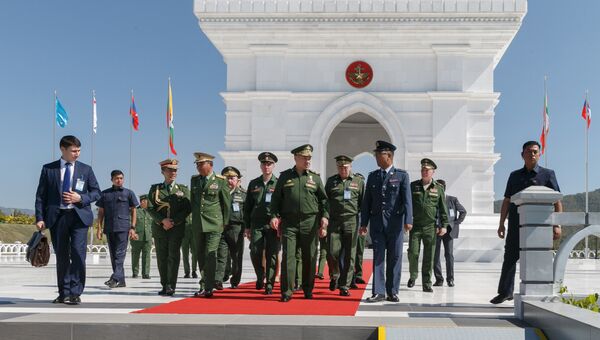 Министр обороны РФ Сергей Шойгу и главнокомандующий Вооруженными силами Мьянмы старший генерал Мин Аунг Хлайн во время встречи. 20 января 2018