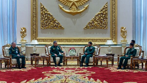 Министр обороны РФ Сергей Шойгу и главнокомандующий Вооруженными силами Мьянмы Мин Аунг Хлайн во время встречи. 20 января 2018