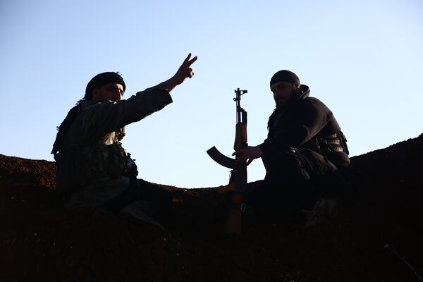 Бойцы из Свободной сирийской армии занимают позиции в районе города Тал Малид