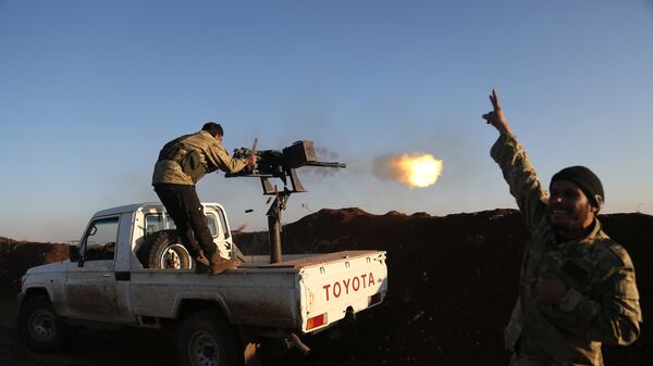 Бойцы из Свободной сирийской армии стреляют по позициям курдов в районе Африна