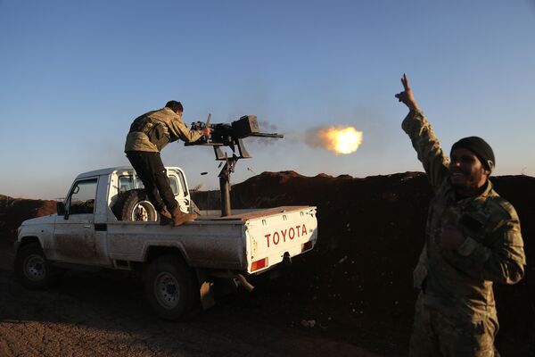 Бойцы из Свободной сирийской армии стреляют по позициям курдов в районе Африна