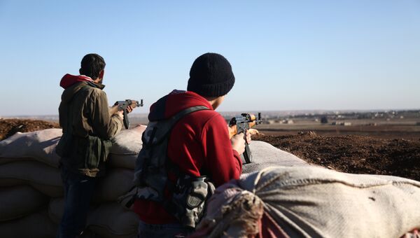 Бойцы Свободной сирийской армии стреляют в позиции курдов в районе Африн. 20 января 2018