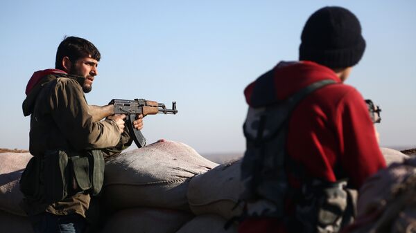 Бойцы Свободной сирийской армии обстреливают позиции курдов в районе Африна, Сирия. 20 января 2018
