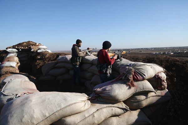 Бойцы Свободной сирийской армии стреляют по позициям курдов в районе Африна