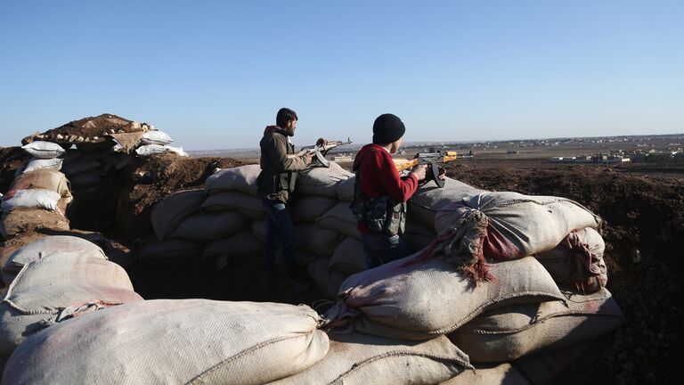 Бойцы Свободной сирийской армии стреляют по позициям курдов в районе Африна
