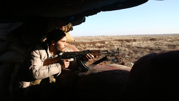 Боец из Свободной сирийской армии стреляет по позициям курдов в районе Африна