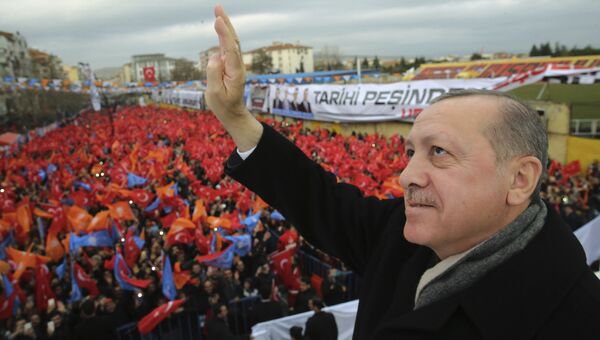 Президент Турции Реджеп Тайип Эрдоган обращается к своим сторонникам в городе Усаке