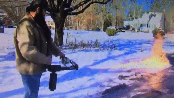 Американец вышел на уборку снега с огнеметом