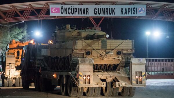 Турецкие военные грузовики, перевозящие танки, пересекают границу с Сирией. 20 января 2018
