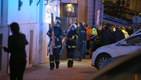 Спасатели на месте пожара в гостинице в Праге, Чехия. 20 января 2018